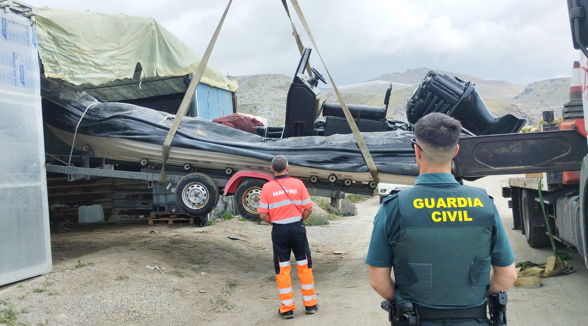 La Guardia Civil descubre una embarcación prohibida en un invernadero